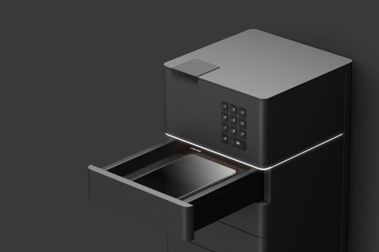 CREONE Objektverwaltung Valuebox Schwarze Fachanlage mit offener Schublade und modernen Bedienelementen.